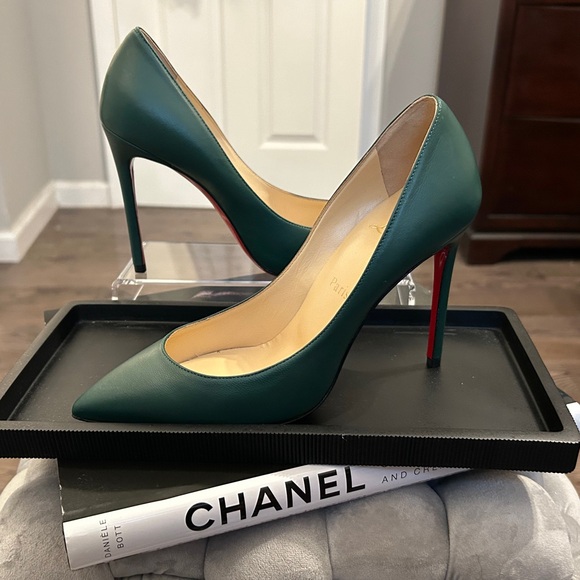 Elegant Green Christian Louboutin Leather Pumps authentic - Picture 2 of 5
